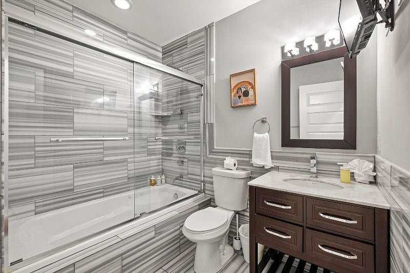 This elegant, spa-inspired bathroom blends clean lines with natural light, creating a calming atmosphere of luxury and simplicity. With spacious design and thoughtful finishes, it's a sanctuary for unwinding and refreshing.