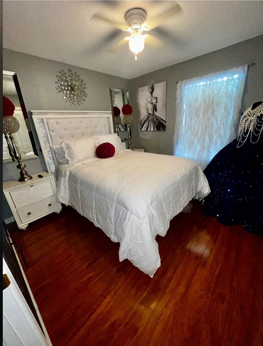 Bedroom 1 queen bed