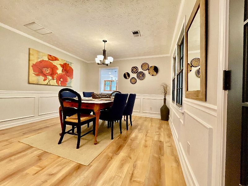 Dining room with dimmable lights