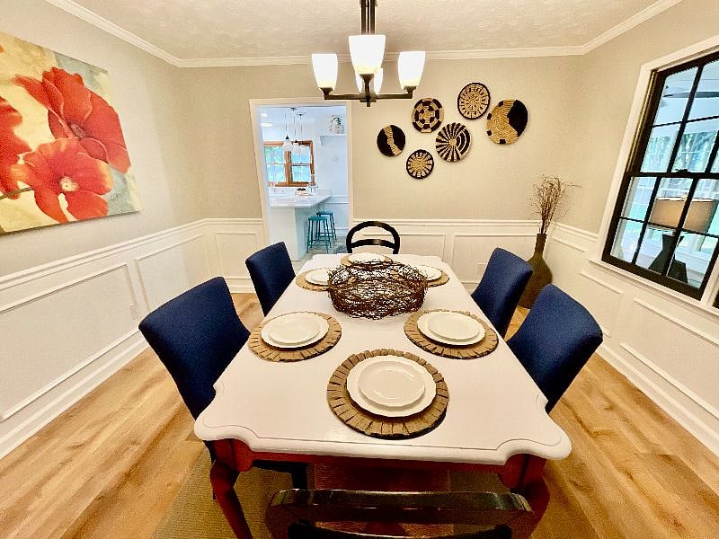 Dining room seats 6 people 