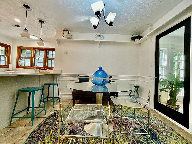Kitchen nook and peninsula seats 6 people