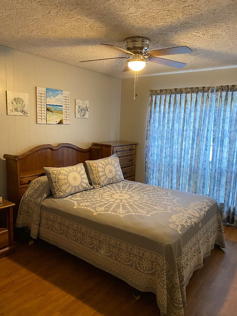 1st bedroom w/ queen 