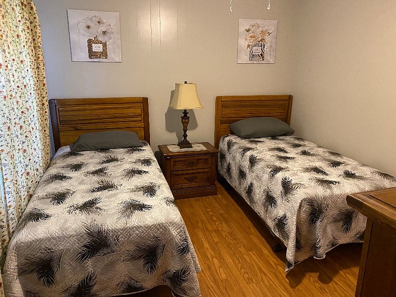2nd bedroom with twin beds 