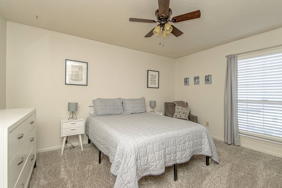 Queen bedroom, 6-drawer dresser with attached mirror
