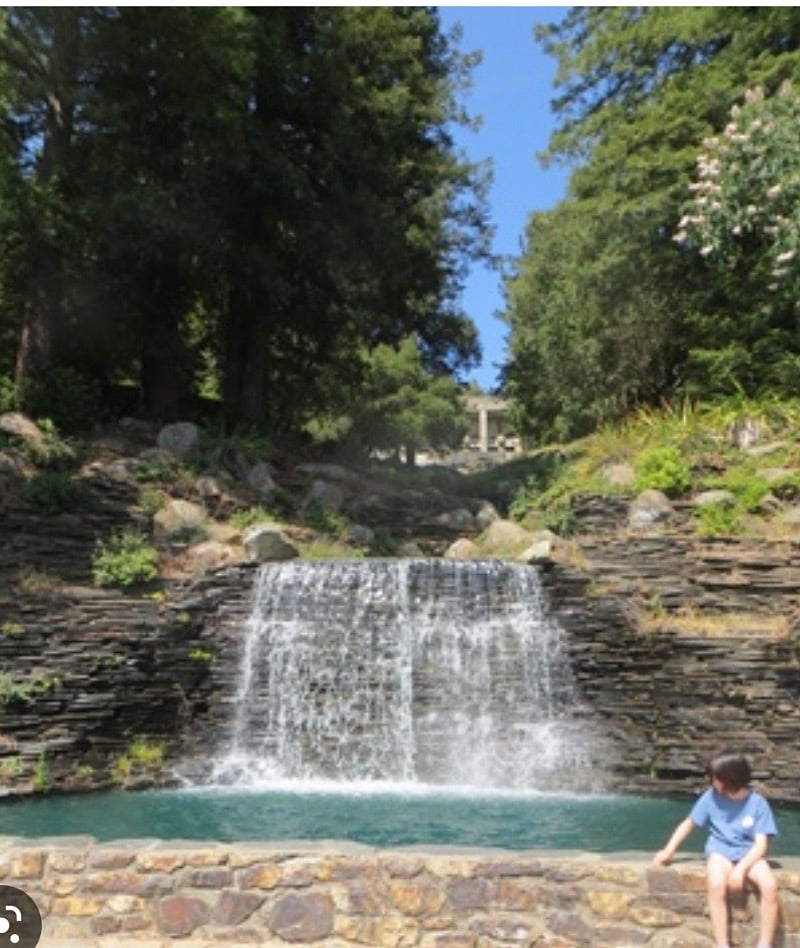 Fountains and water falls of Joaquin Miller Park walking distance 