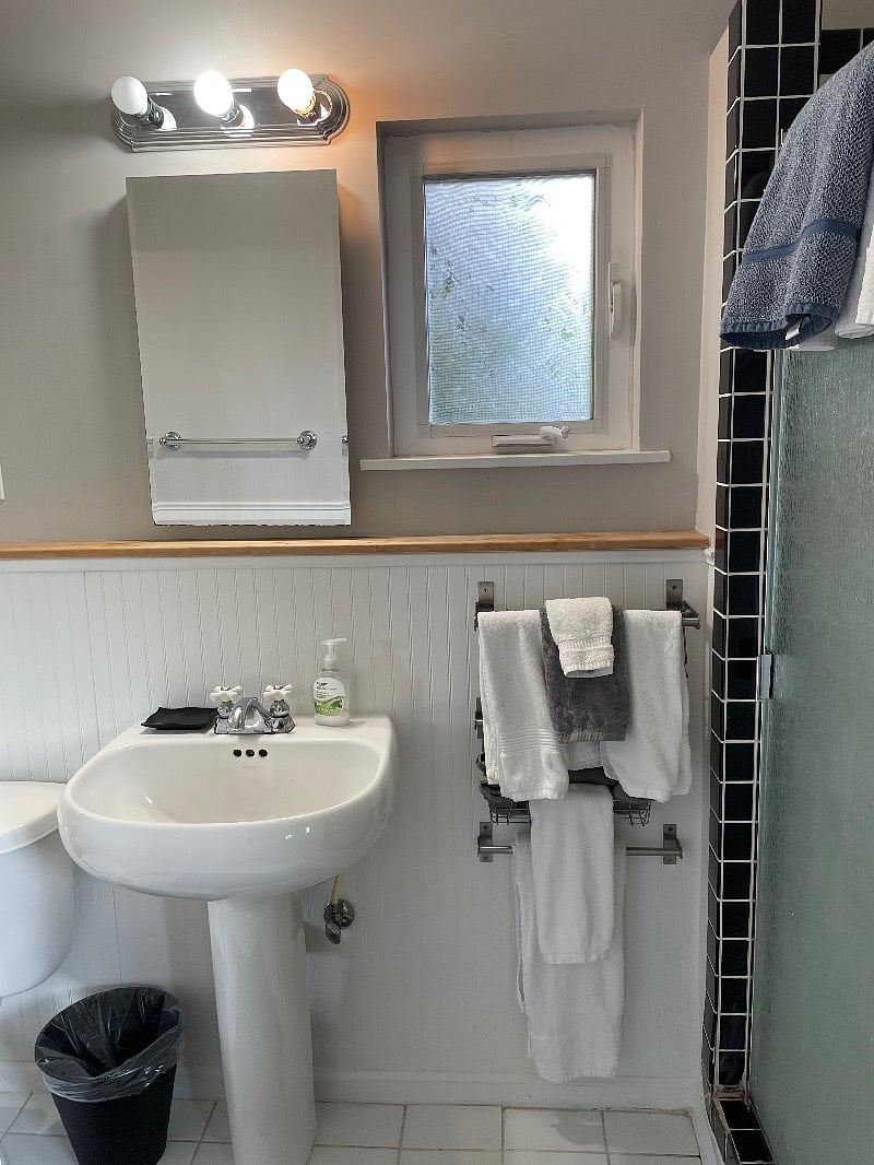 All kitchen and bathroom supplies and amenities