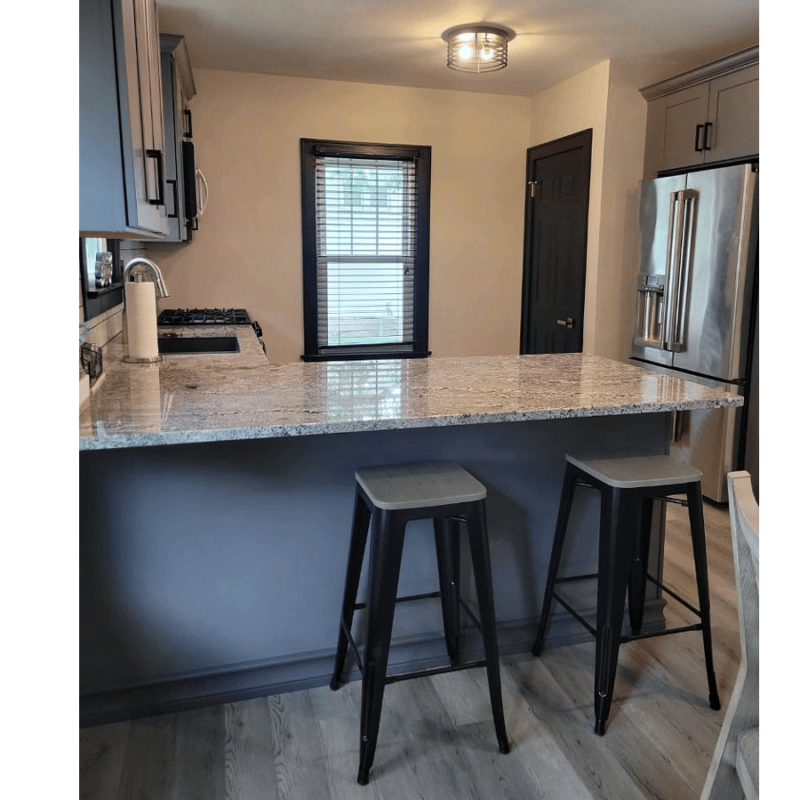 Peninsula breakfast bar in the kitchen.