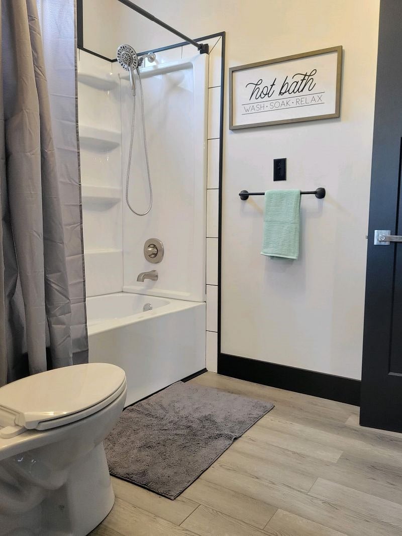 Main bathroom shower