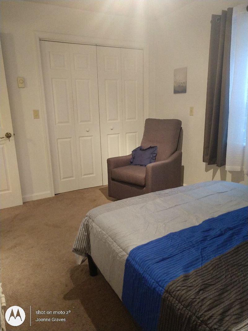 Bedroom w/full size bed