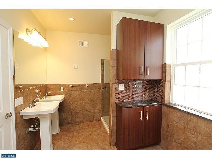 Main en-suite bathroom with dual sink and dual shower.