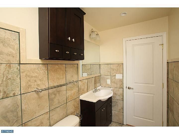 bathroom 2nd floor (left view)