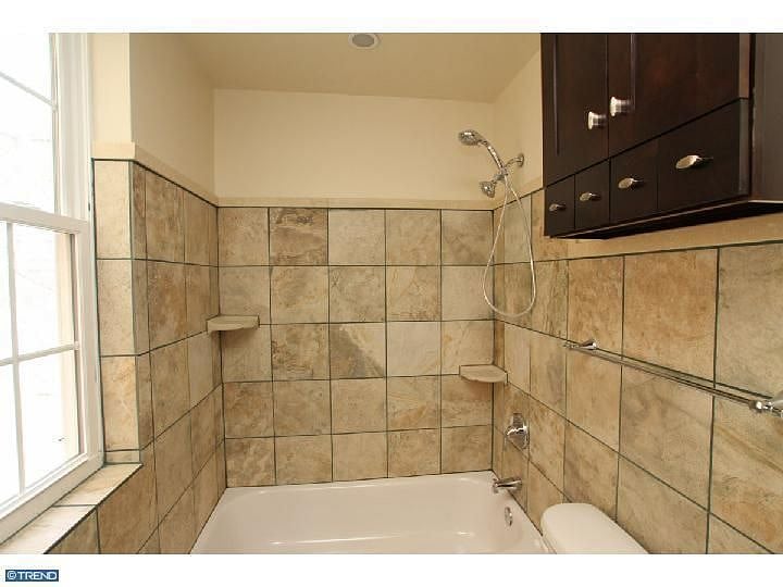 bathroom 2nd floor (right view)