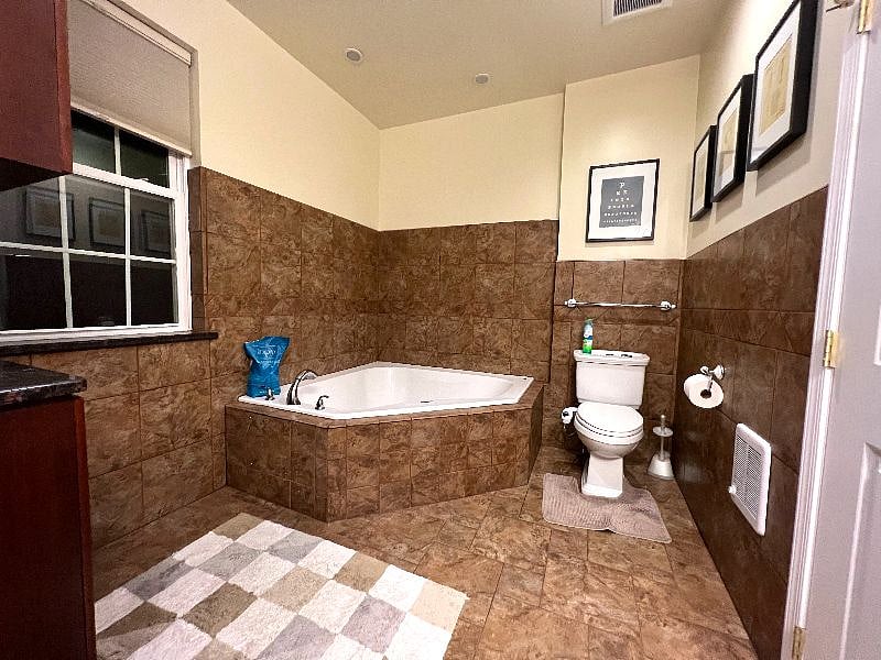Main en-suite bathroom with huge jacuzzi tub.