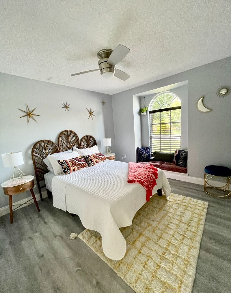 Second bedroom with cute little window nook area