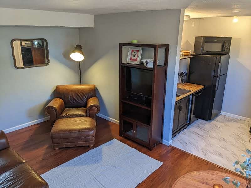 Chair is no longer in unit, updated photo coming.