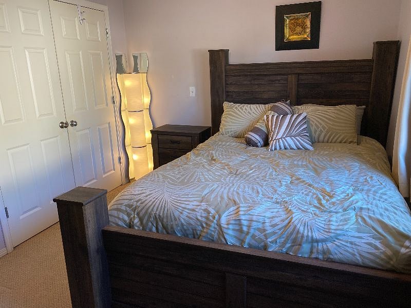 Queen bed. New mattress protector provided for each tenant.