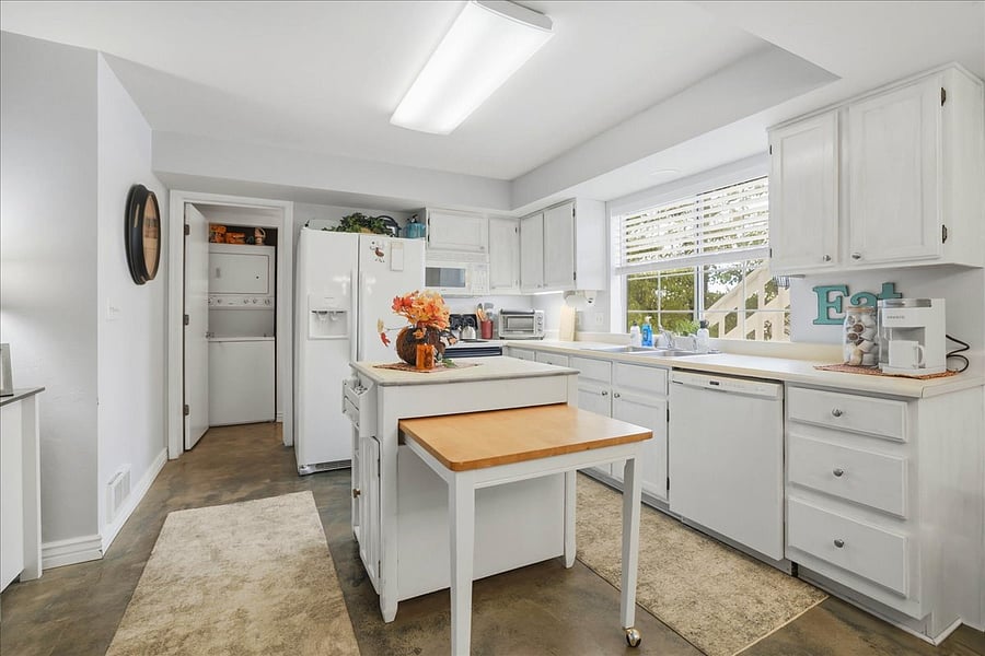 Perfect kitchen with everything you need! Many appliances for easy meal prep! Air Fryer, InstaPot, Crockpot, toaster oven, toaster, Keurig coffee maker (or 12 cup pot available).