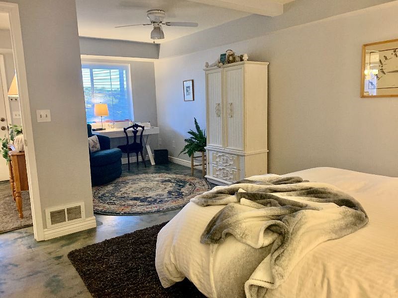 Extra big bedroom with office nook