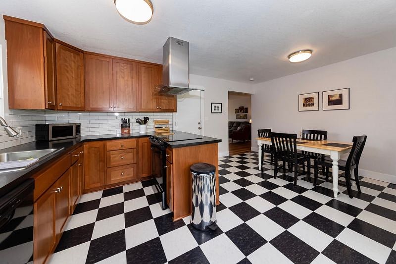Well appointed kitchen. Seating & settings for up to six.