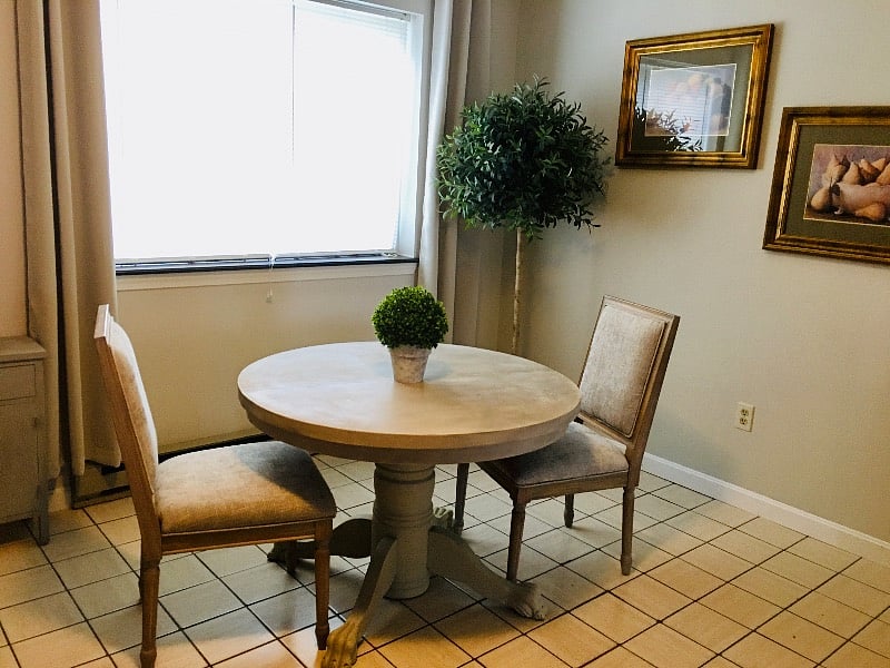 Eat-in area in the kitchen