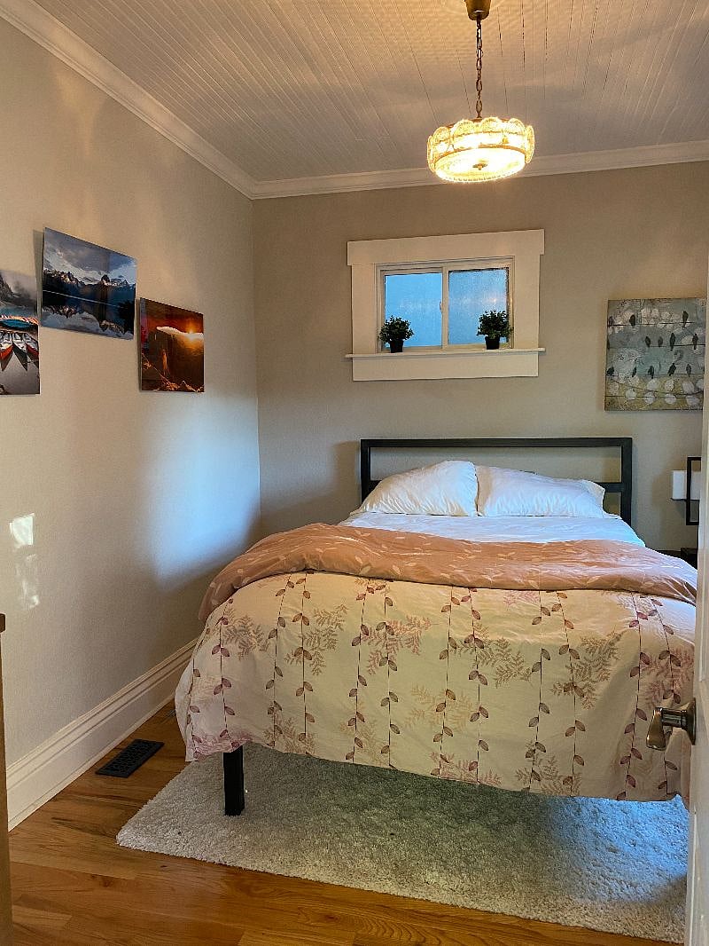 Downstairs Bedroom (Queen Bed)