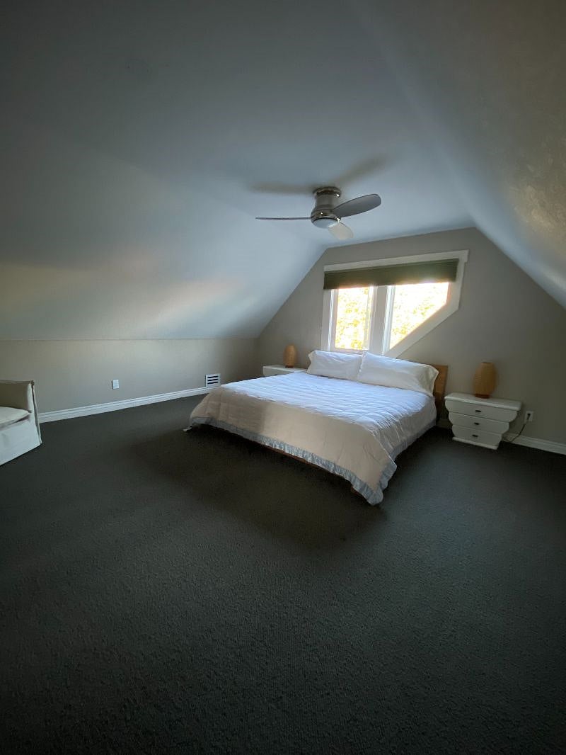 Primary bedroom (King bed)