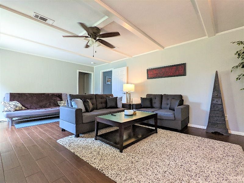 Shared space: Living room with fireplace and Smart TV