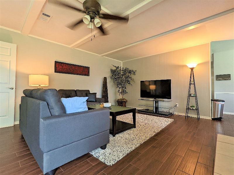 Shared space: Living room with fireplace and Smart TV