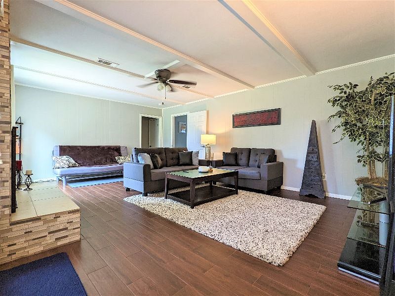 Shared space: Living room with fireplace and Smart TV