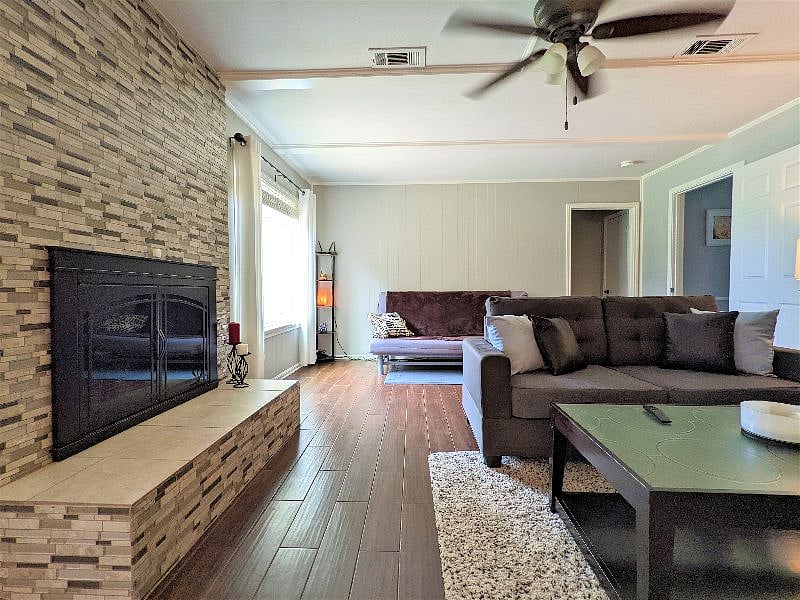 Shared space: Living room with fireplace and Smart TV