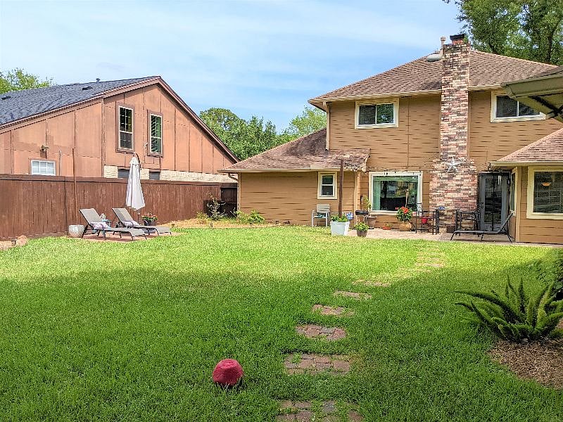 Shared space: Beautiful, well-maintained large fully fenced backyard with seating and lounge chairs for peace and quiet relaxation. 