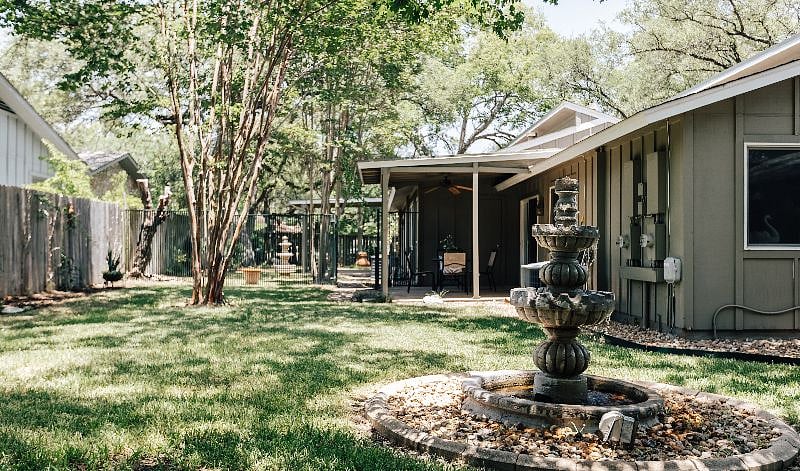 You could relax in our patio with view to large lawn, beautiful tree and fountain. An electric grill is also set for your BBQ time.