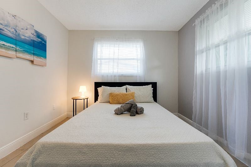 Peaceful bedroom with queen-size bed (1st bedroom)