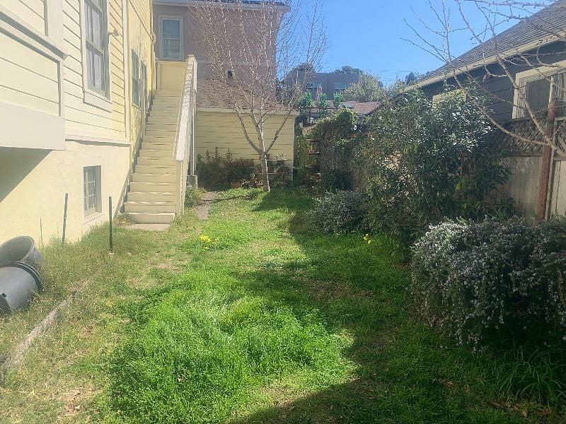 Sweet side-yard for fresh air