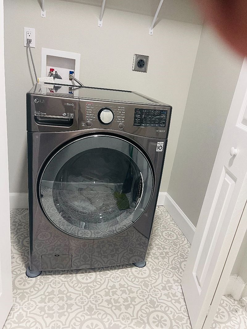 Large washer/dryer combo in unit