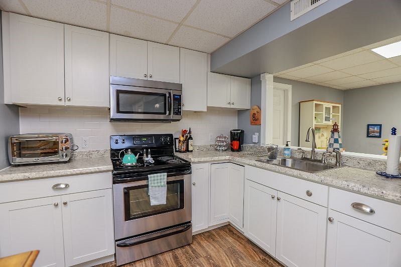 Bright and spacious well equipped eat in kitchen