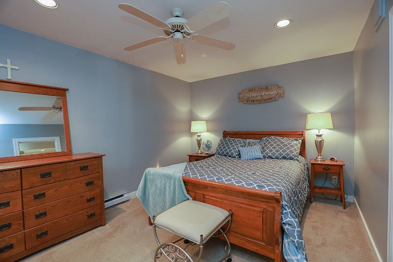 Spacious Bedroom- with Queen Bed+ 2 dressers and spacious closet