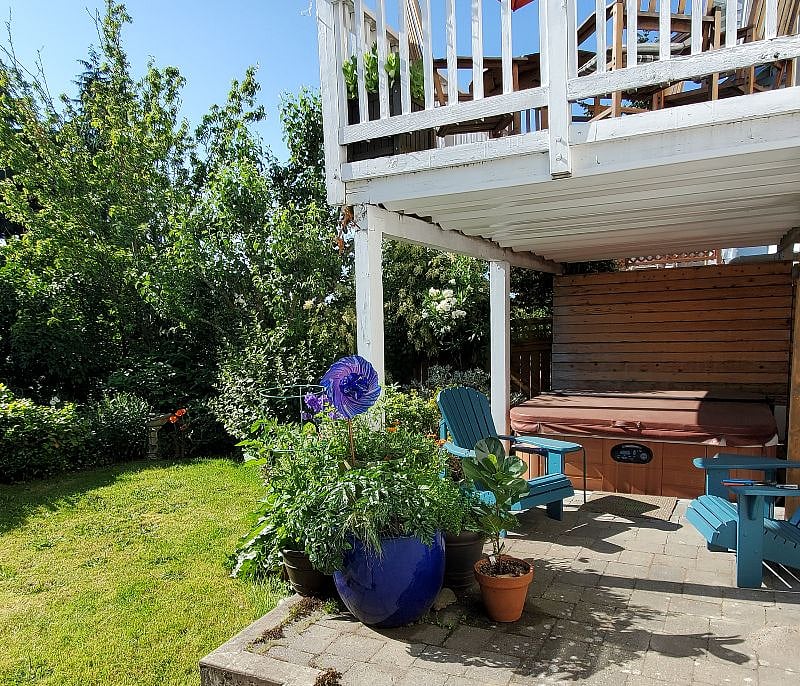 GARDEN PATIO AND HOT TUB