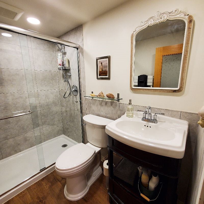PRIVATE EN SUITE GUEST BATHROOM