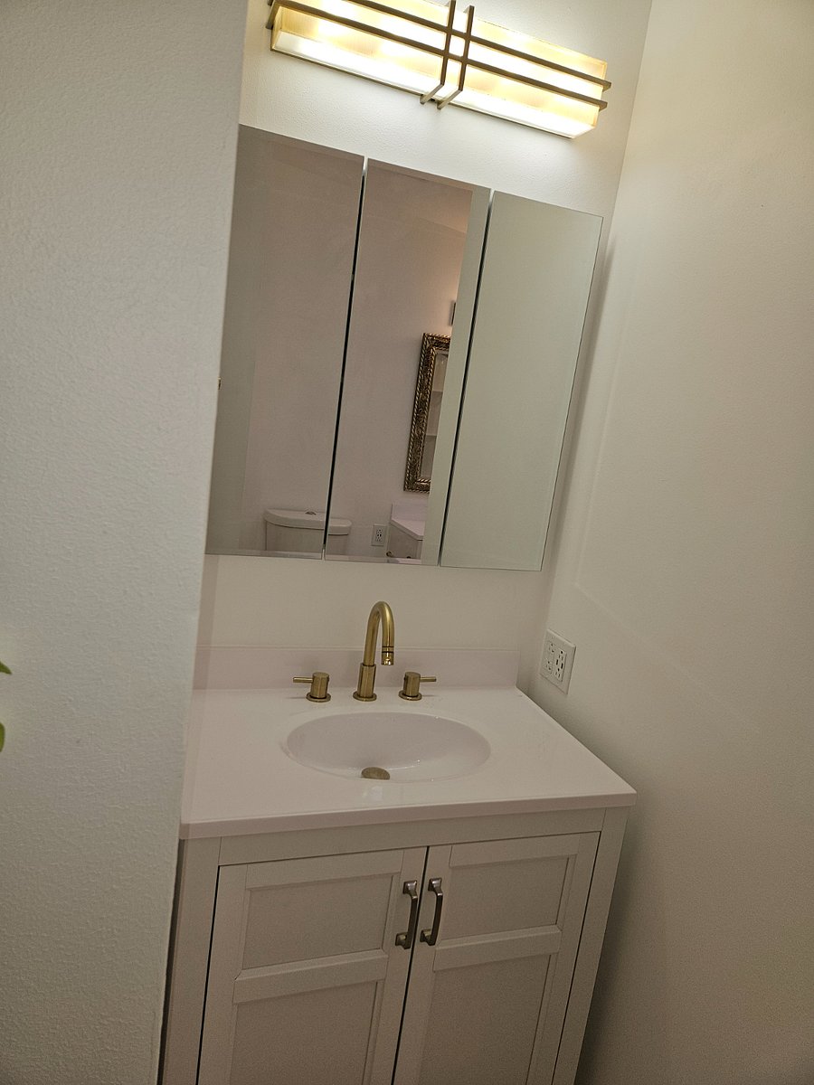Hilltop Haven Main House Hall Bath-2nd Sink