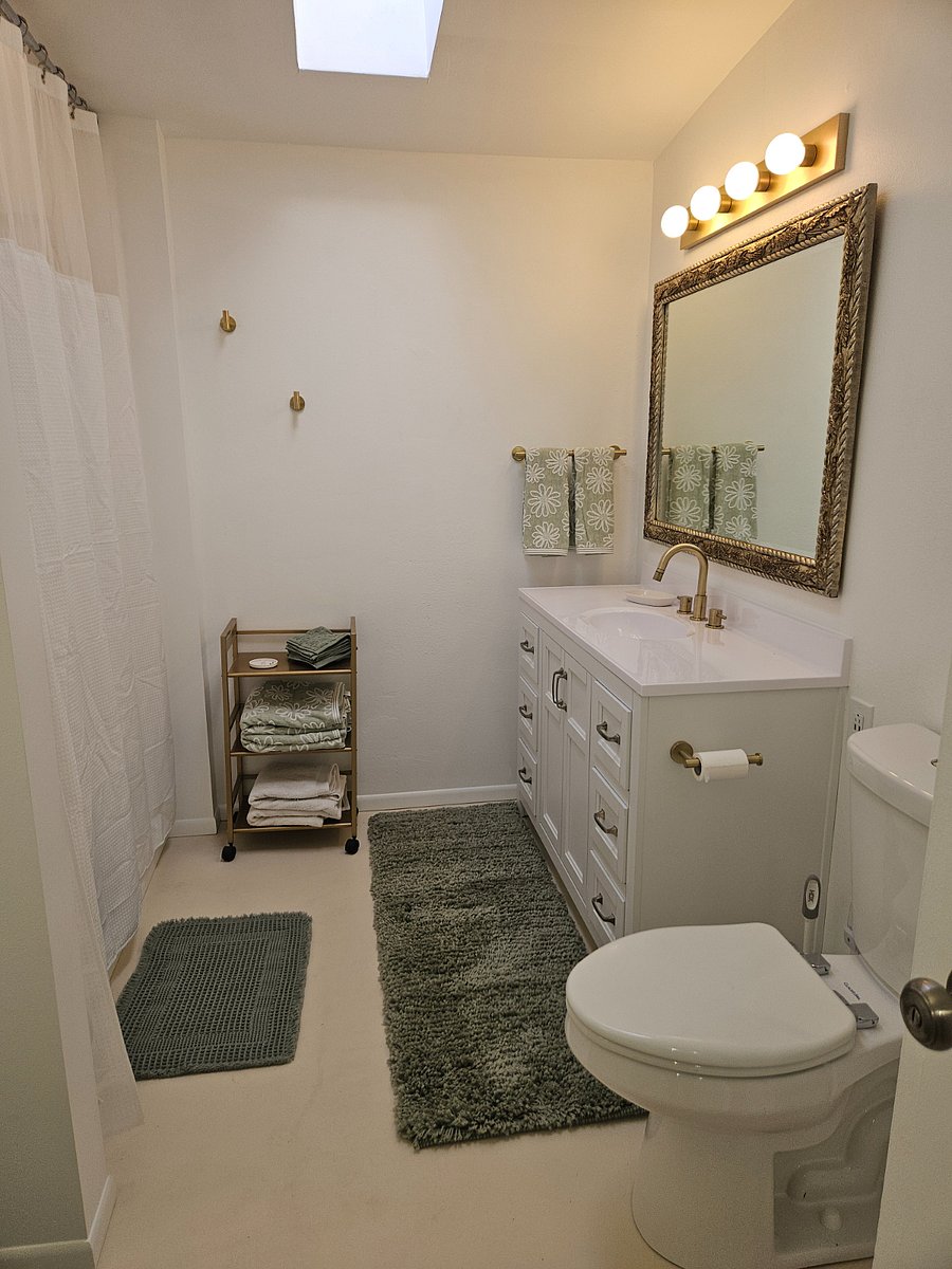 Hilltop Haven Main House Hall Bath