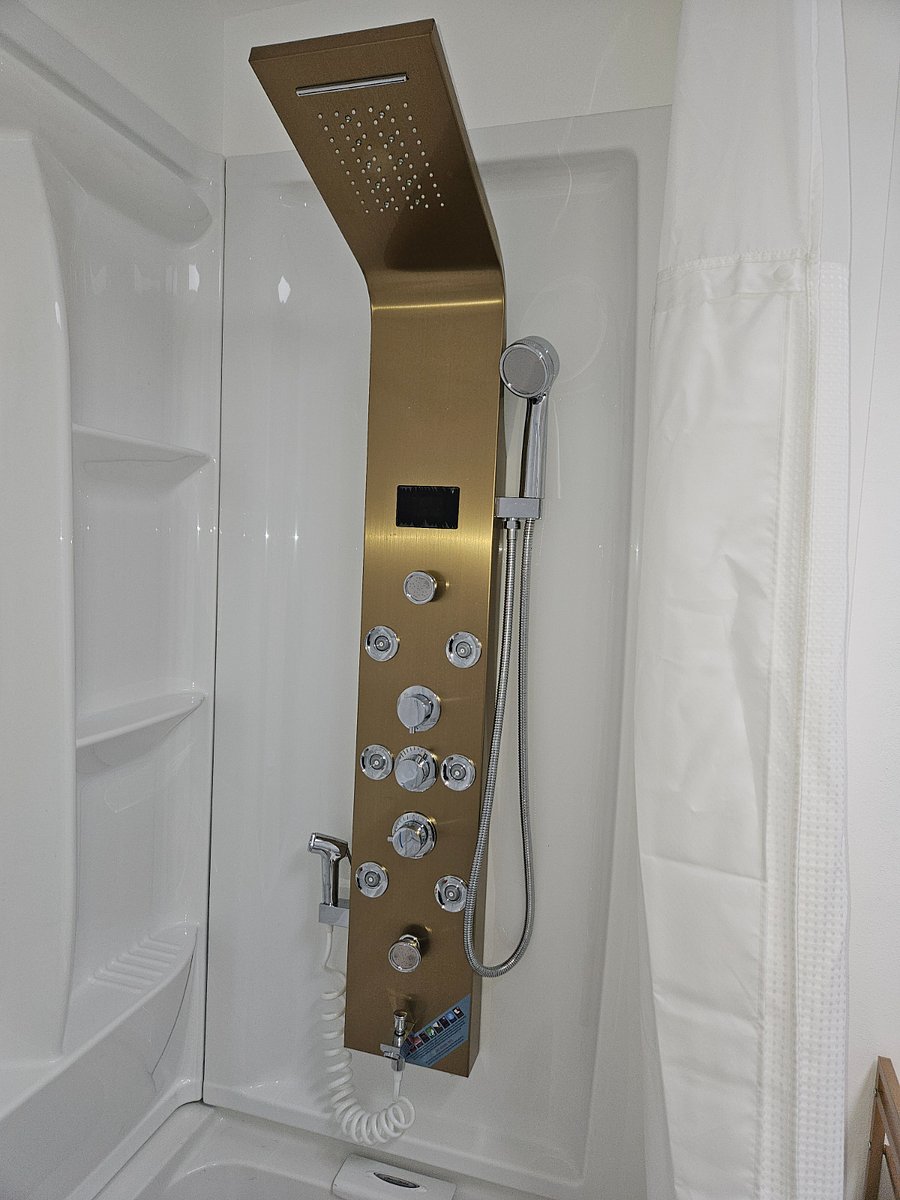 Hilltop Haven Main House Hall Bath-Shower Tower