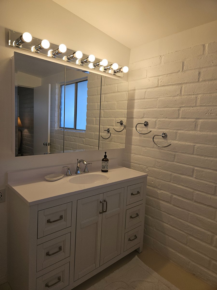 Hilltop Haven Main House Primary Bath