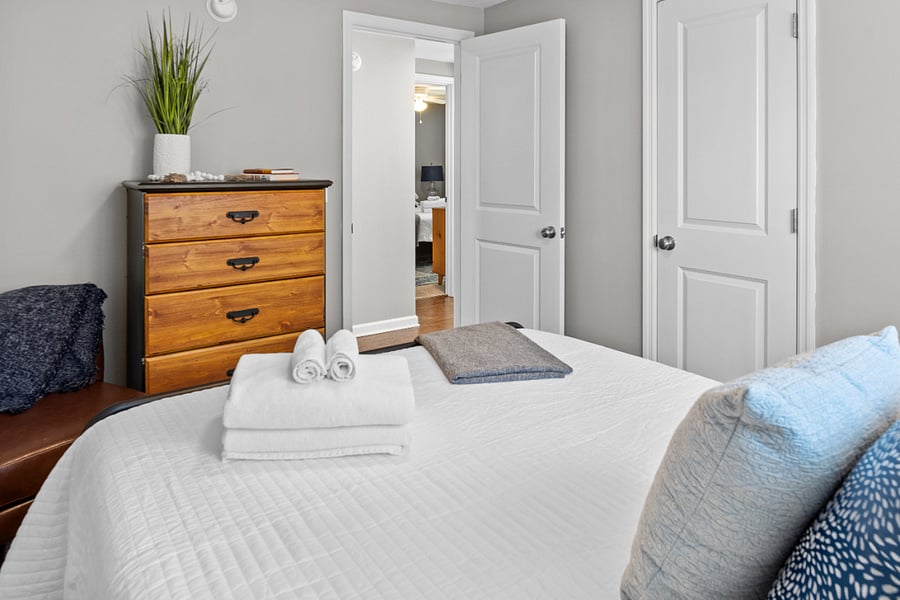 Bedroom 3 | Queen Bed