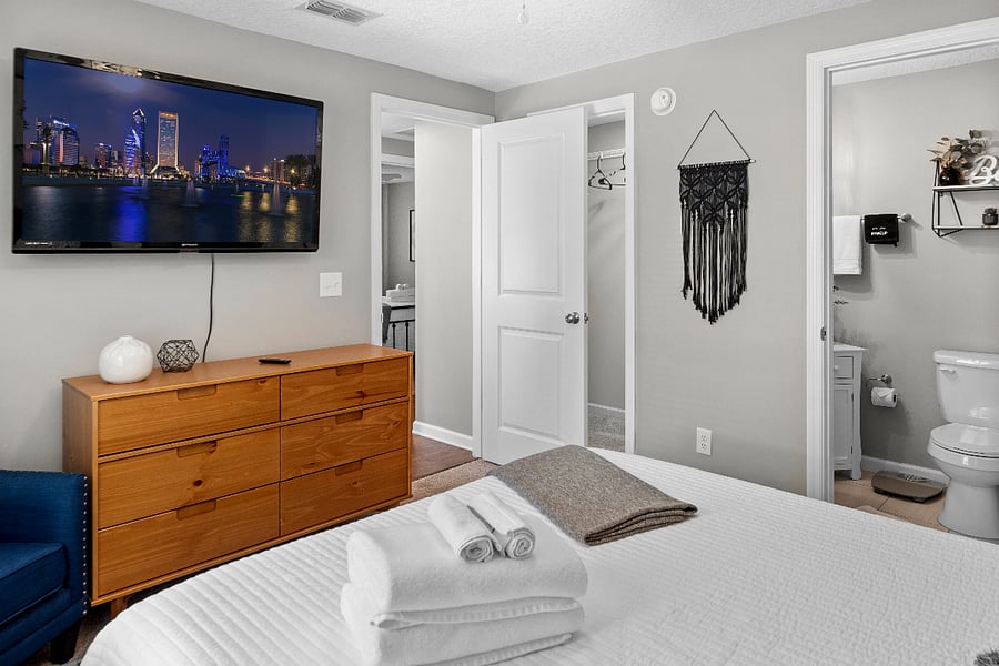 Master Bedroom | Queen Bed