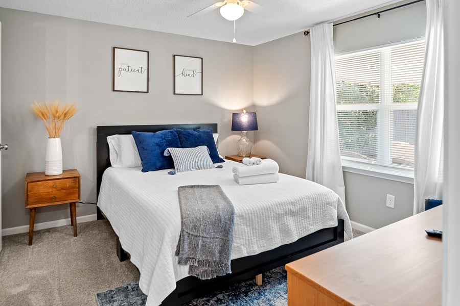 Master Bedroom | Queen Bed