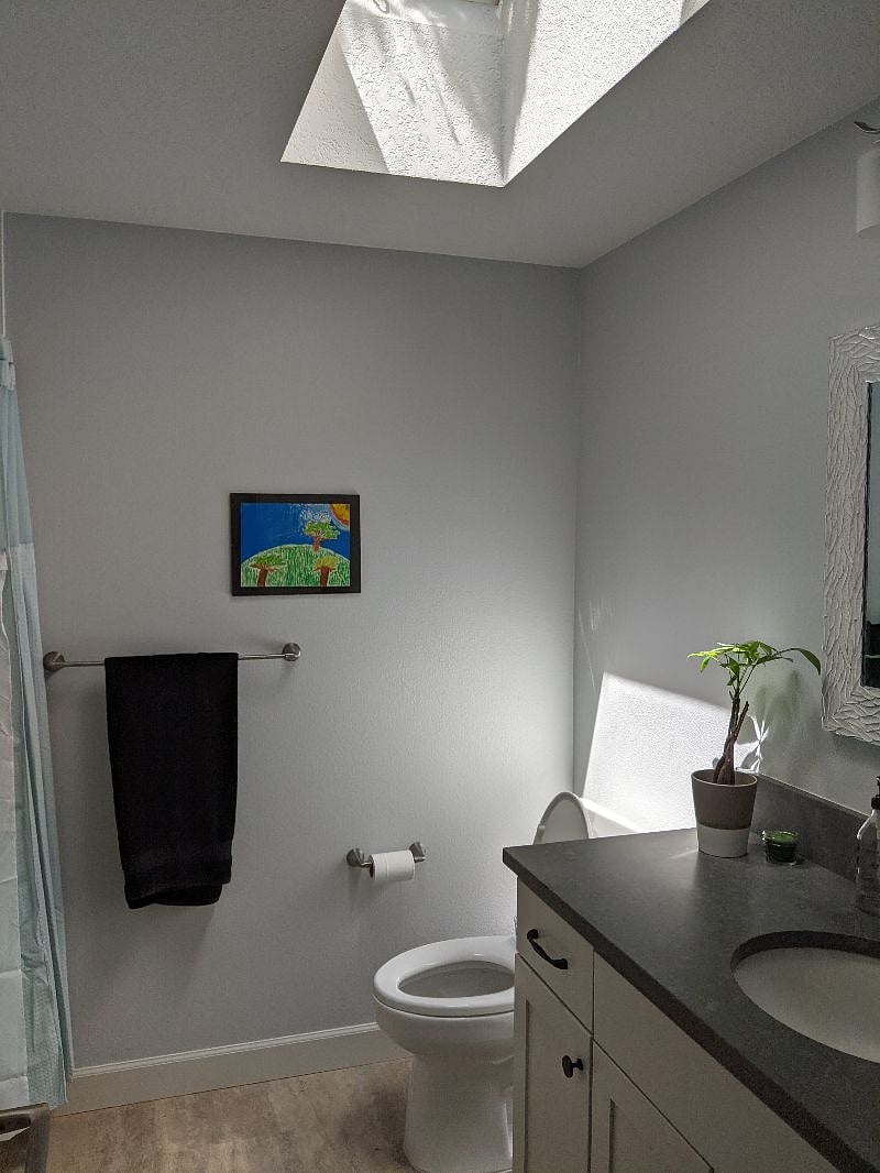 2nd bathroom with jacuzzi tub