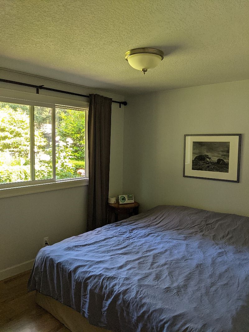 2nd bedroom with Queen size mattress.