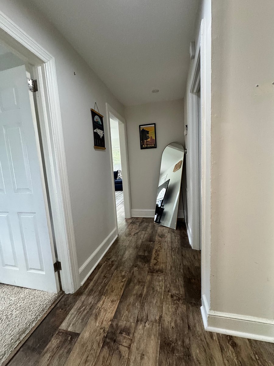 Hallway between the second guest room and third (non rented) guest room.