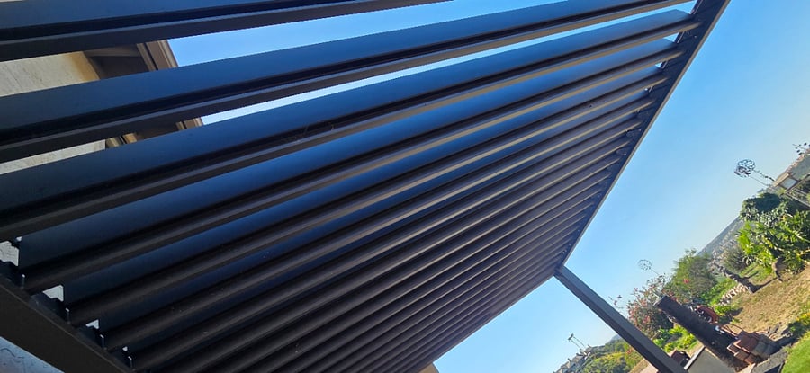 Pergola that opens and closes for more or less light or rain.